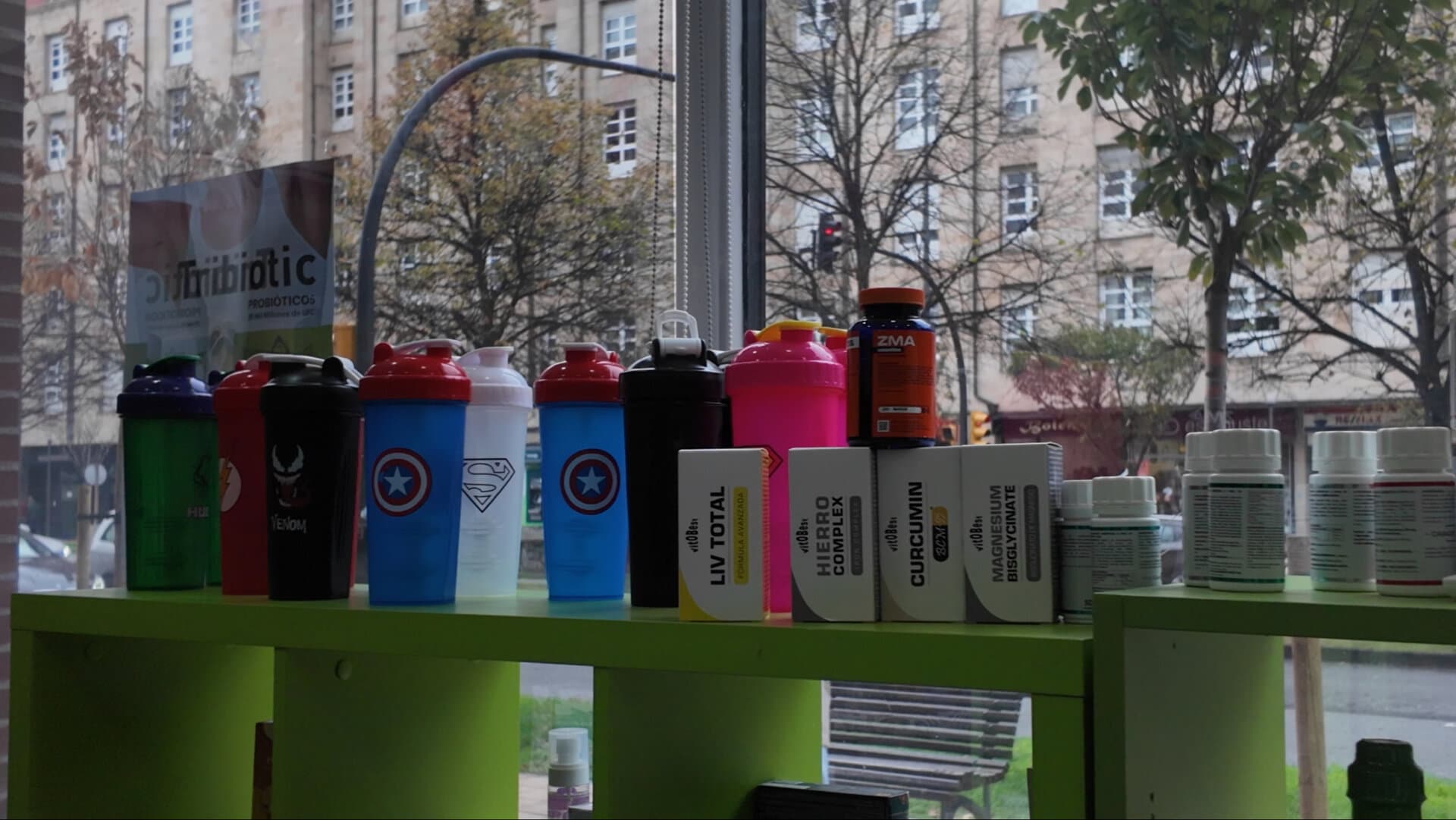 Escaparate tienda de suplementos VMV Gijón — shakers y accesorios fitness