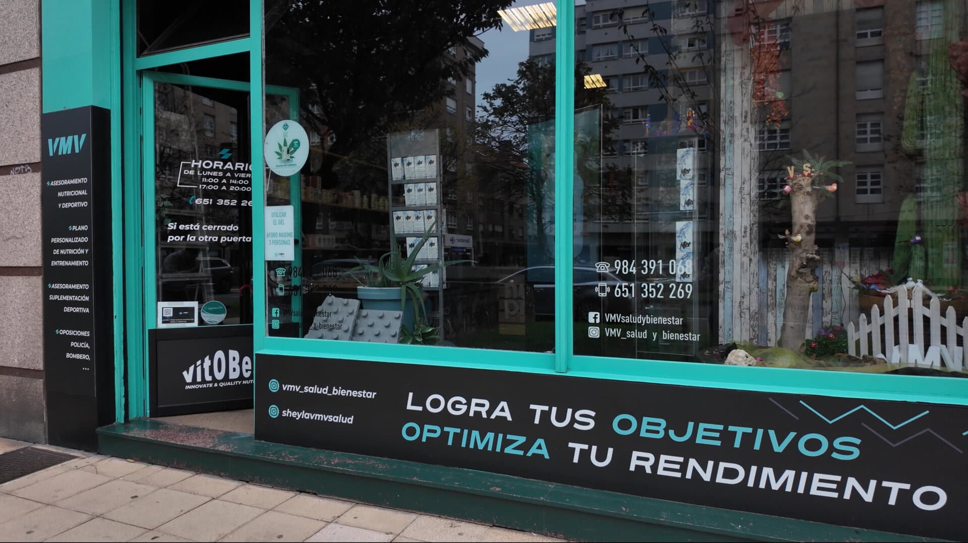 Fachada de la tienda de suplementación deportiva VMV Salud y Bienestar en Gijón, Av. del Llano 23
